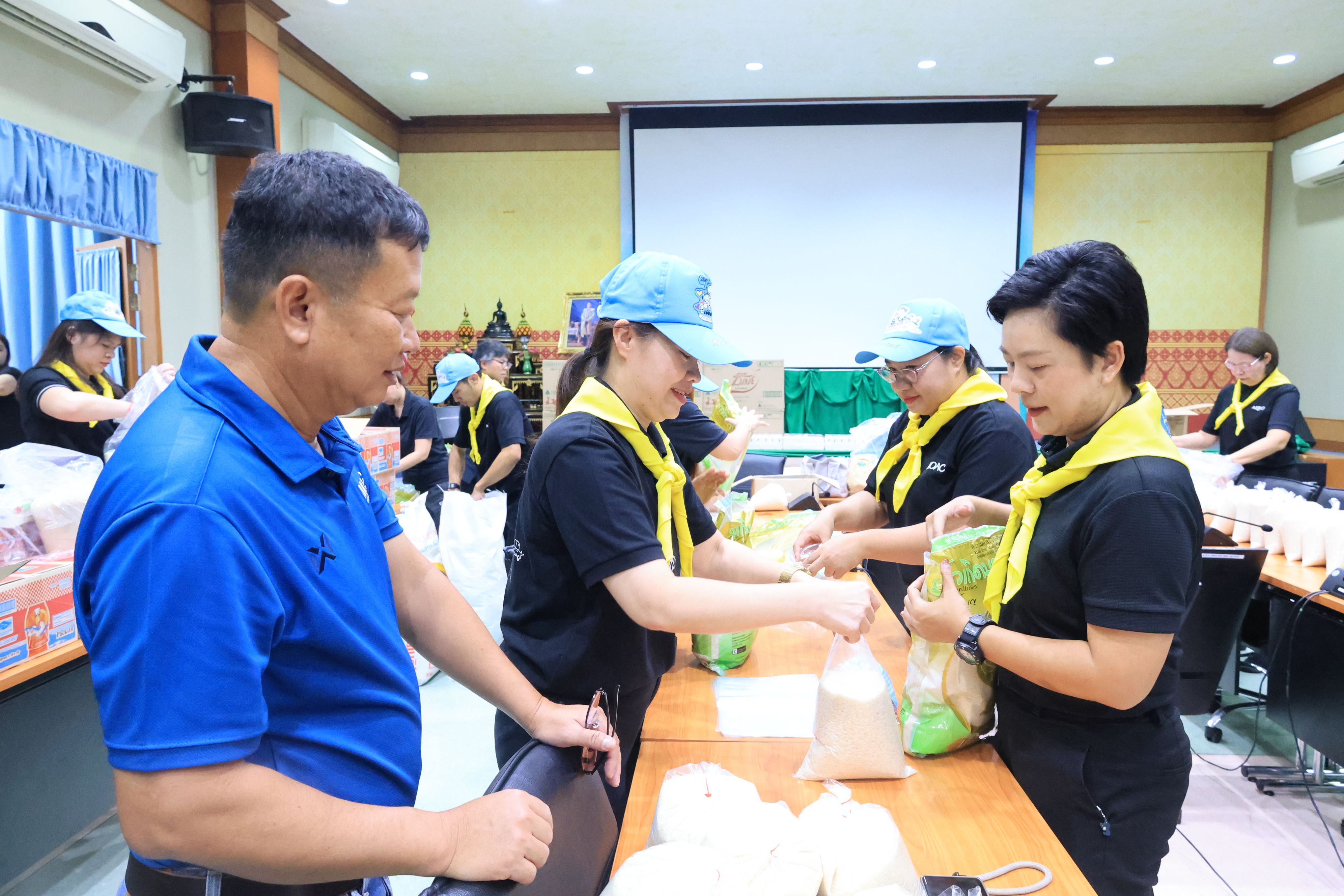 title - ส.ป.ก. ระดมจิตอาสาเตรียมถุงยังชีพ ส่งต่อความห่วงใยจาก รมช.เกษตรฯ ถึงมือผู้ประสบอุทกภัย